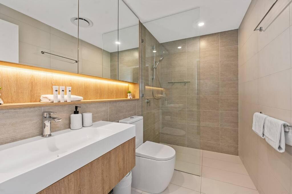 Apartment Above Broadbeach Casino 1brplus Study Ocean-city Views Gold Coast