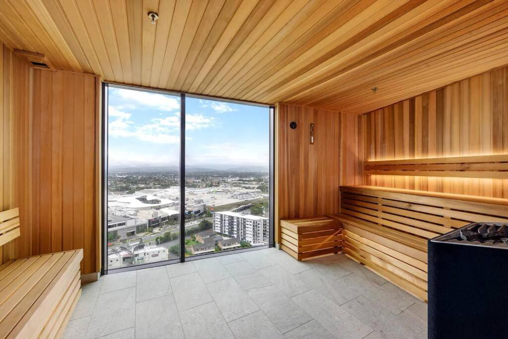Above Broadbeach Casino 1brplus Study Ocean-city Views Apartment
