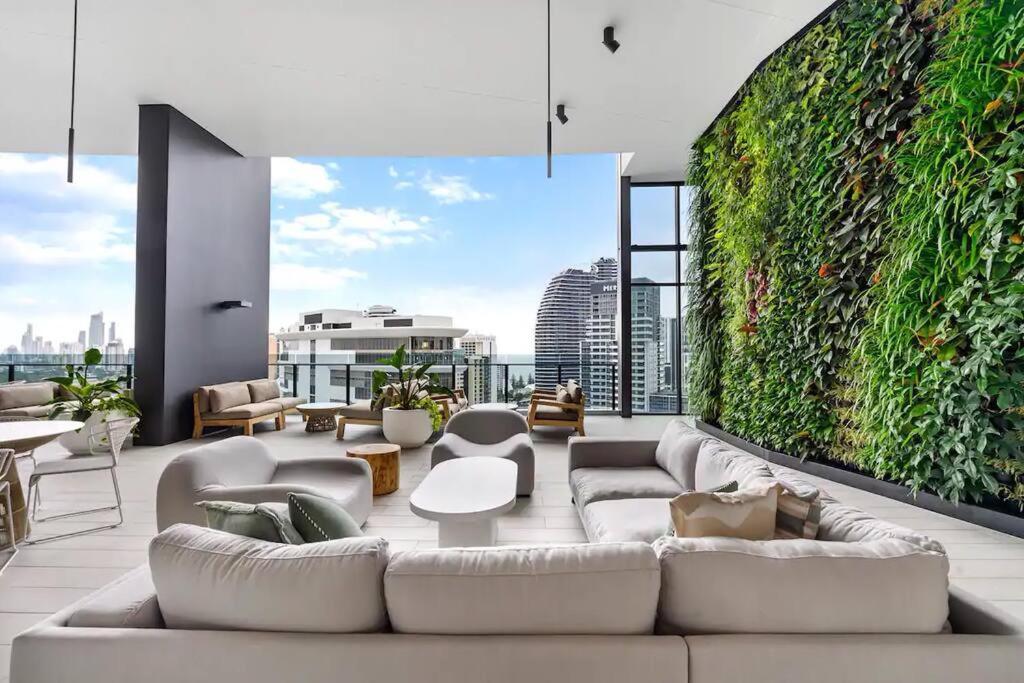 Apartment Above Broadbeach Casino 1brplus Study Ocean-city Views Gold Coast